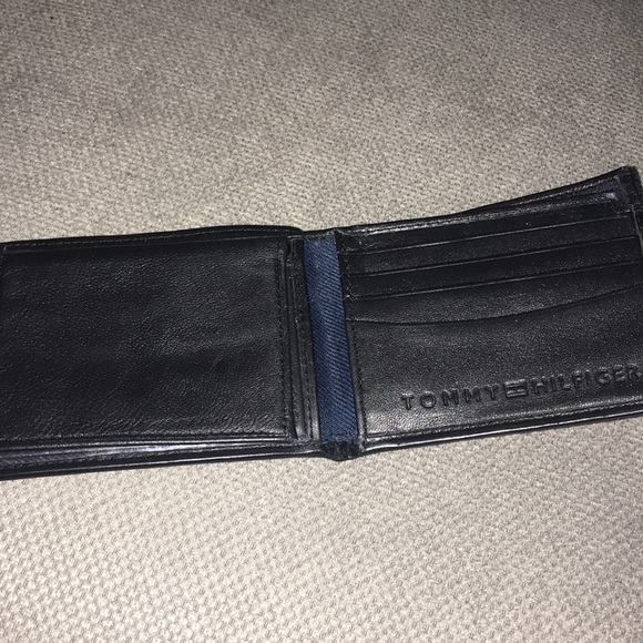 Tommy Hilfiger black leather Wallet - Picture 2 of 6